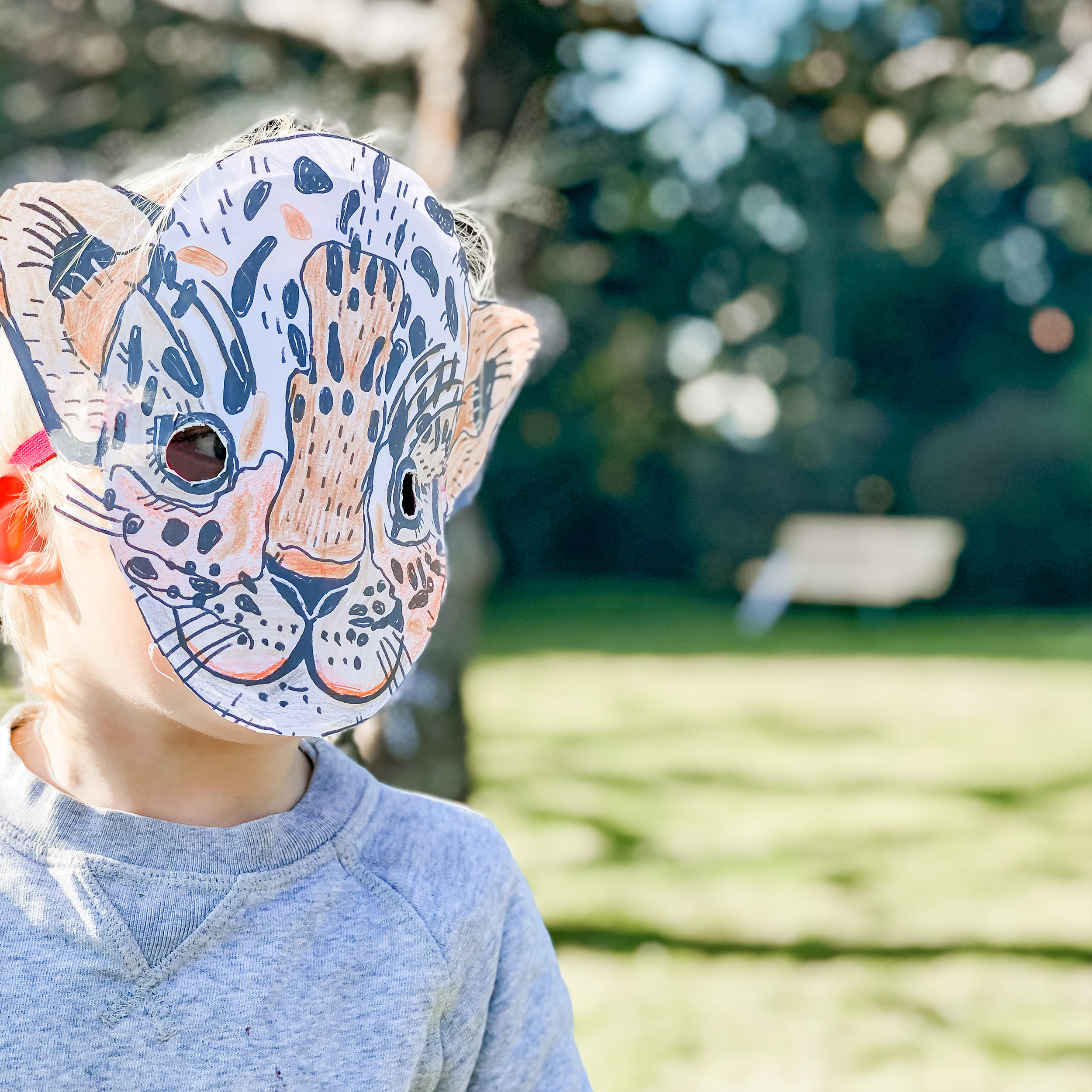 Kind mit selbst gebastelter Leoparden-Maske