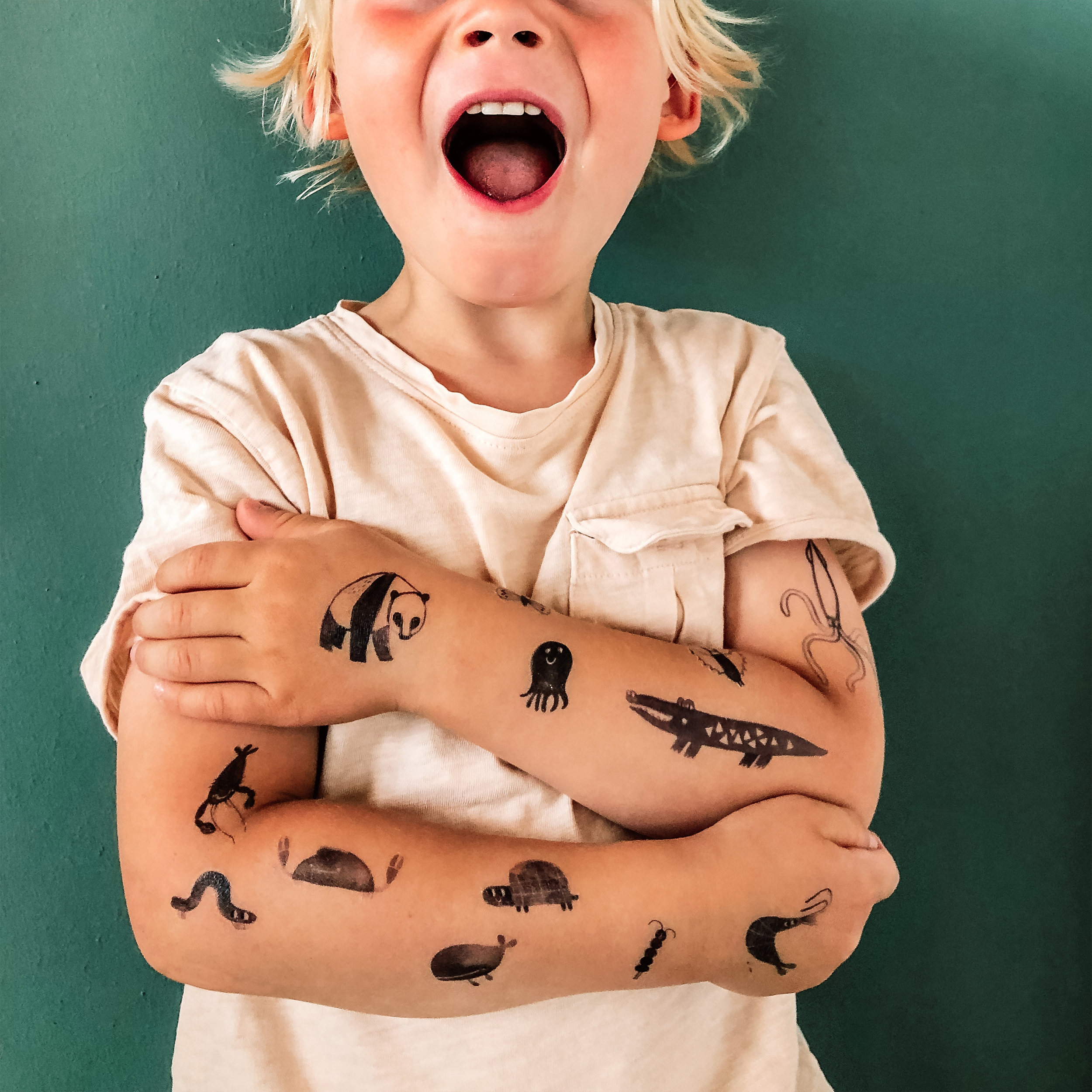 tattoos von karin lubenau fuer nuukk auf kinderarmen