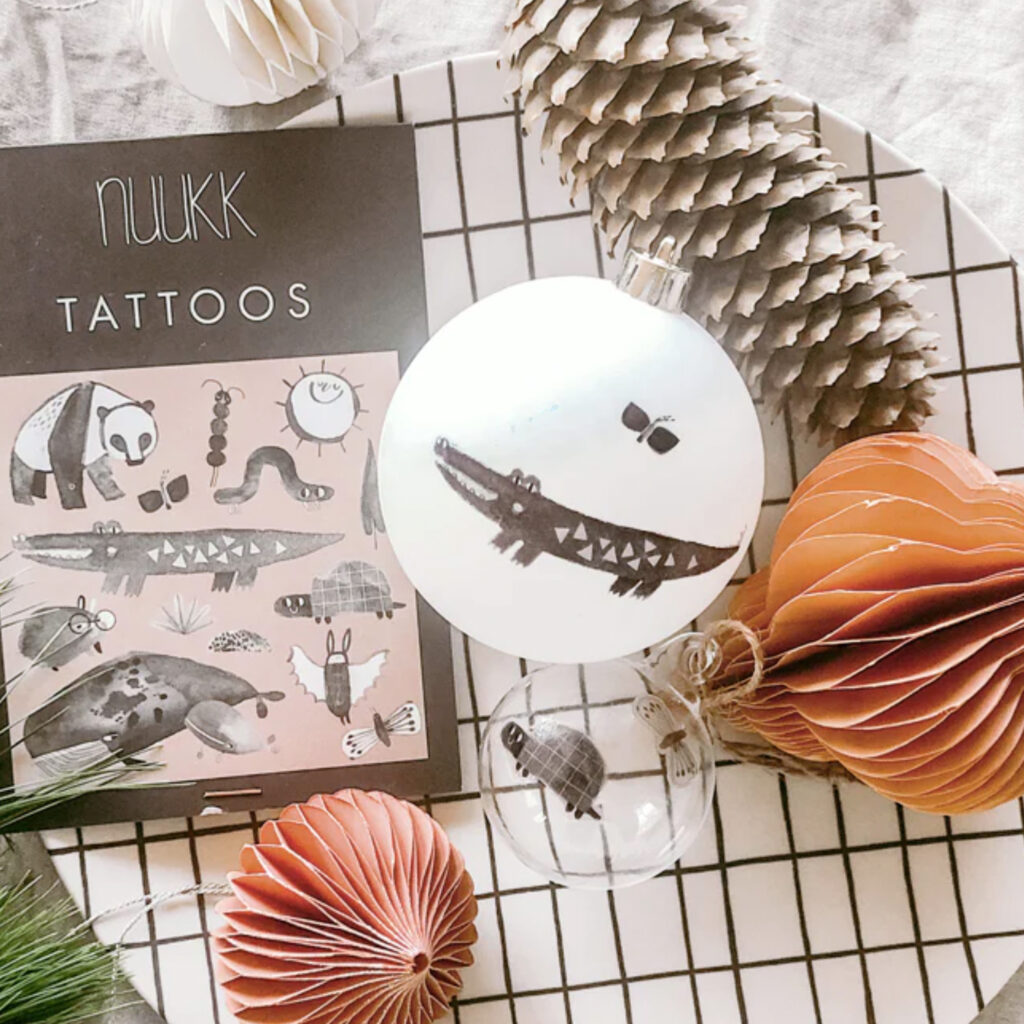 DIY mit Tattoos auf Weihnachtskugeln von nuukk