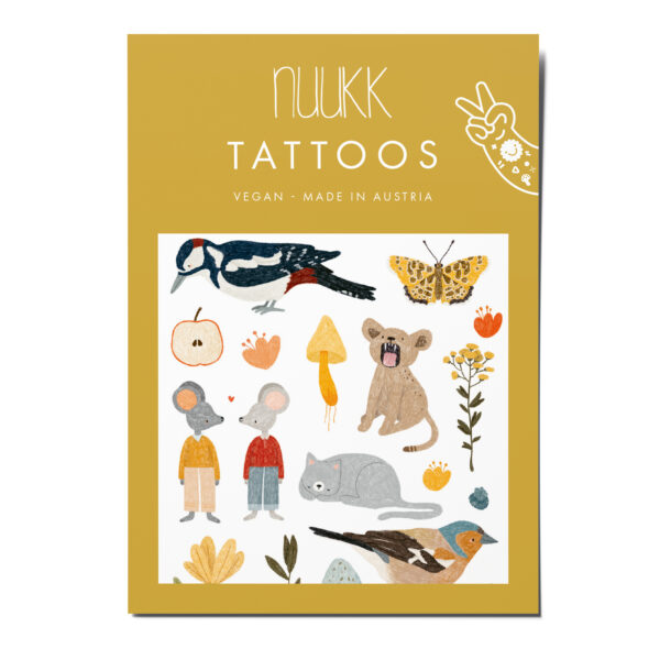 nuukk nachhaltige Kindertattoos “Kleiner Specht” mit Illustrationen von Lenja Lorkowski. Zeichnungen, Motive: Specht, Mäuse, kleiner Löwe, Schmetterling, Blumen und Katze