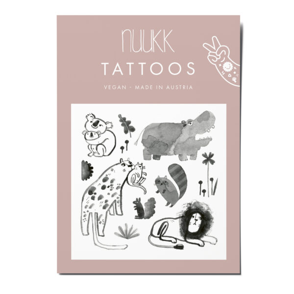 nuukk nachhaltige Kindertattoos “Nilpferd” mit Illustrationen von Karin Lubenau. Aquarellzeichnungen in Schwarz von Nilpferd, Löwe, Waschbär, Koala, Eichhörnchen