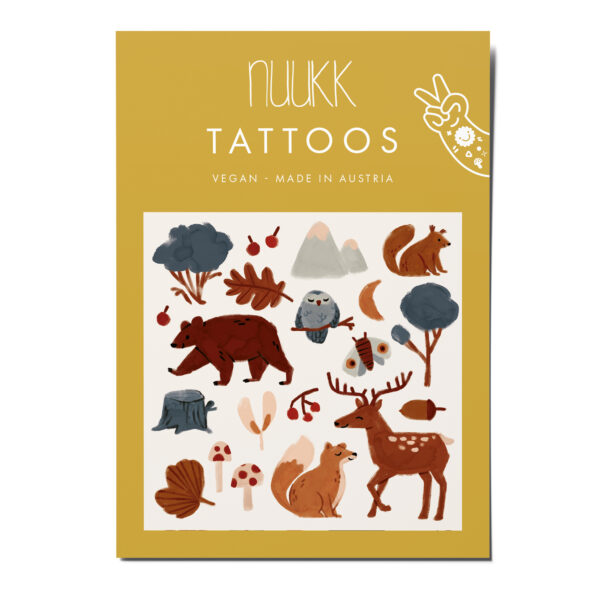 nuukk nachhaltige Kindertattoos “Waldtiere” mit Illustrationen von Elena Comte. Gemalte Bilder von Hirsch, Fuchs, Bär, Eule, Bäumen und Bergen