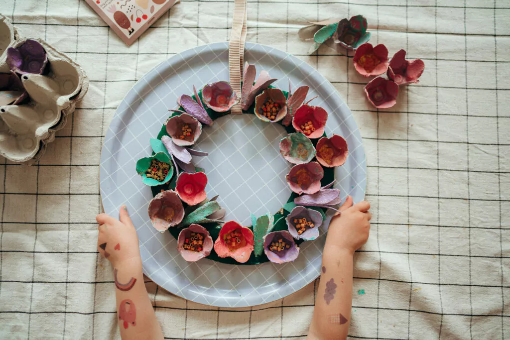 nuukk diy Blumenkranz aus Eierschachtel basteln Kinderzimmer