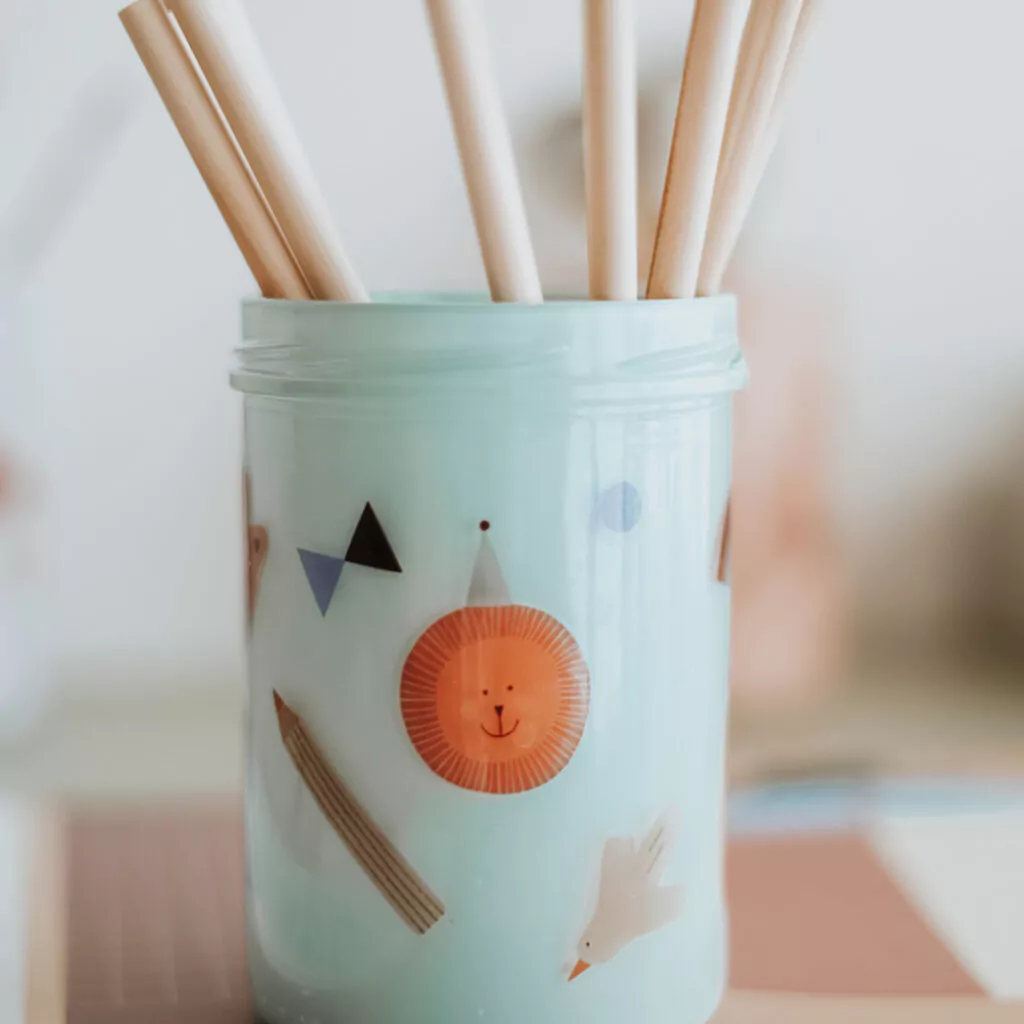 Stiftehalter für das Kinderzimmer selber basteln mit Acylfarbe und einem alten Marmeladenglas
