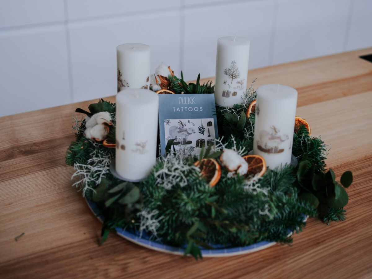 Nordic Style Adventskranz selber machen, Hygge, Kerzen verzieren mit Kindertattoos, Eisbär, Adventskranz binden, Anleitung