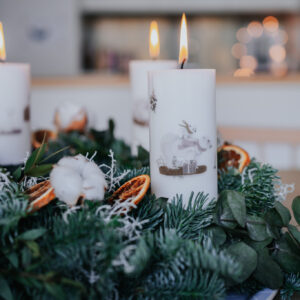 Inspiration: Nordic Style Adventskranz selber machen, Hygge, Kerzen verzieren mit Kindertattoos, Eisbär, Adventskranz binden, Anleitung