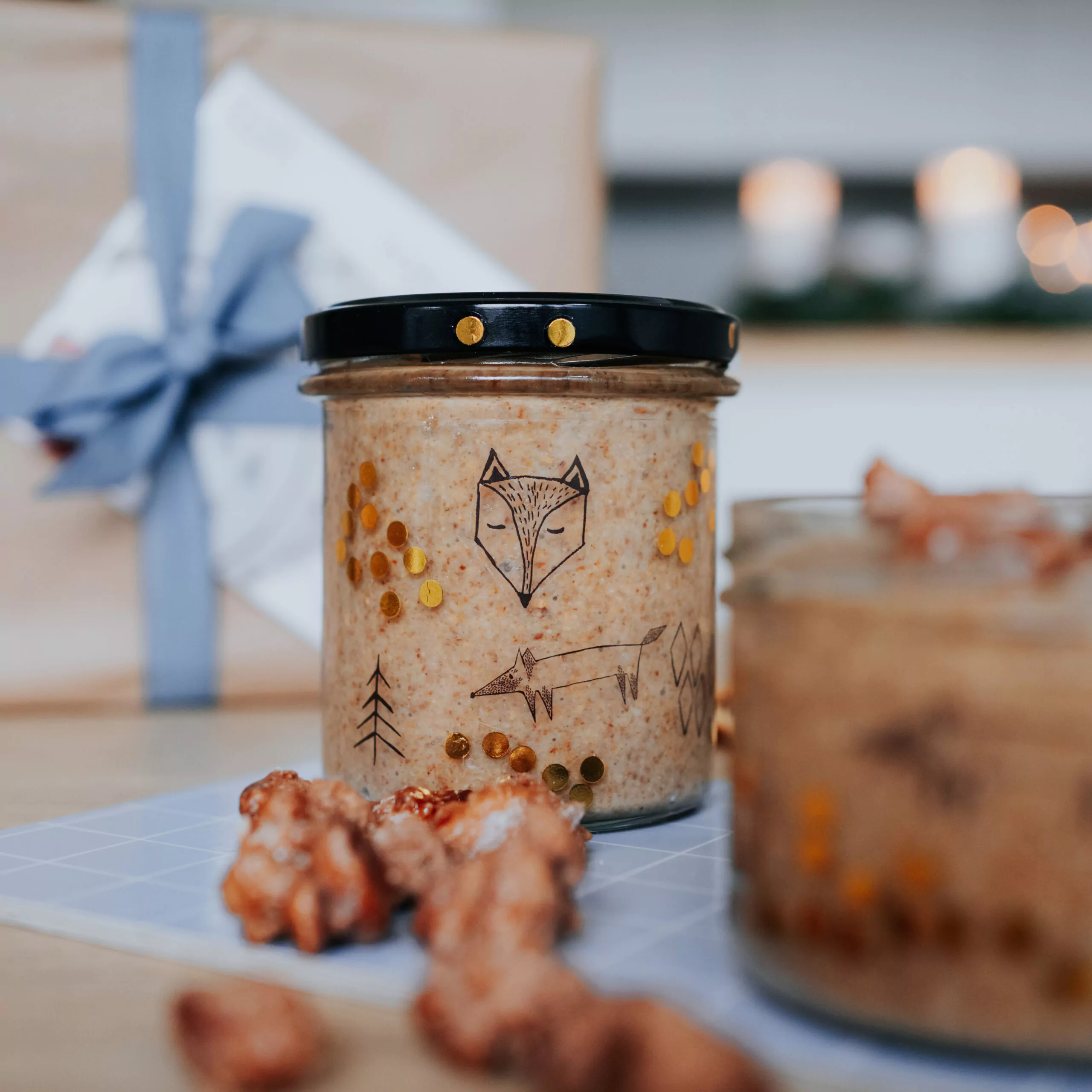 Leckere Upcycling-Idee: Mandelaufstrich im Glas 1 nuukk, Mandelaufstrich selber machen, Glas verzieren, Weihnachtsgeschenk, Porzellansticker Fuchs