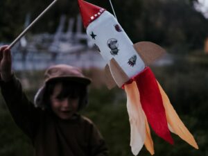 nuukk Raketen-Laterne aus Plastikflasche, Anleitung zum Basteln, herbstliche Geschenke, Herbst, Raketen-Laterne basteln