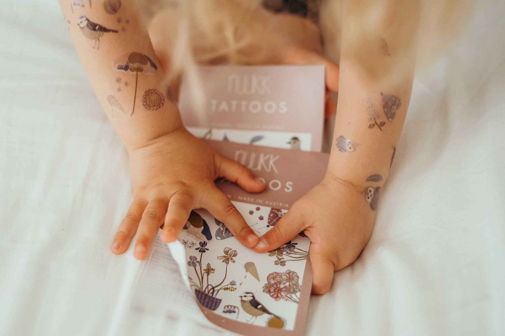 flowerbouquet-kindertattoos-verpackung-packaging-temporary-tattoos-kinderarme-kinderhaende-nuukk