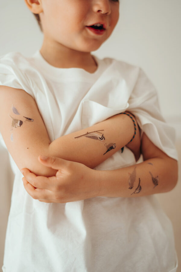 voegel-birds-tattoos-kinderarme-weißes-shirt-vegane-kindertattoos-nuukk
