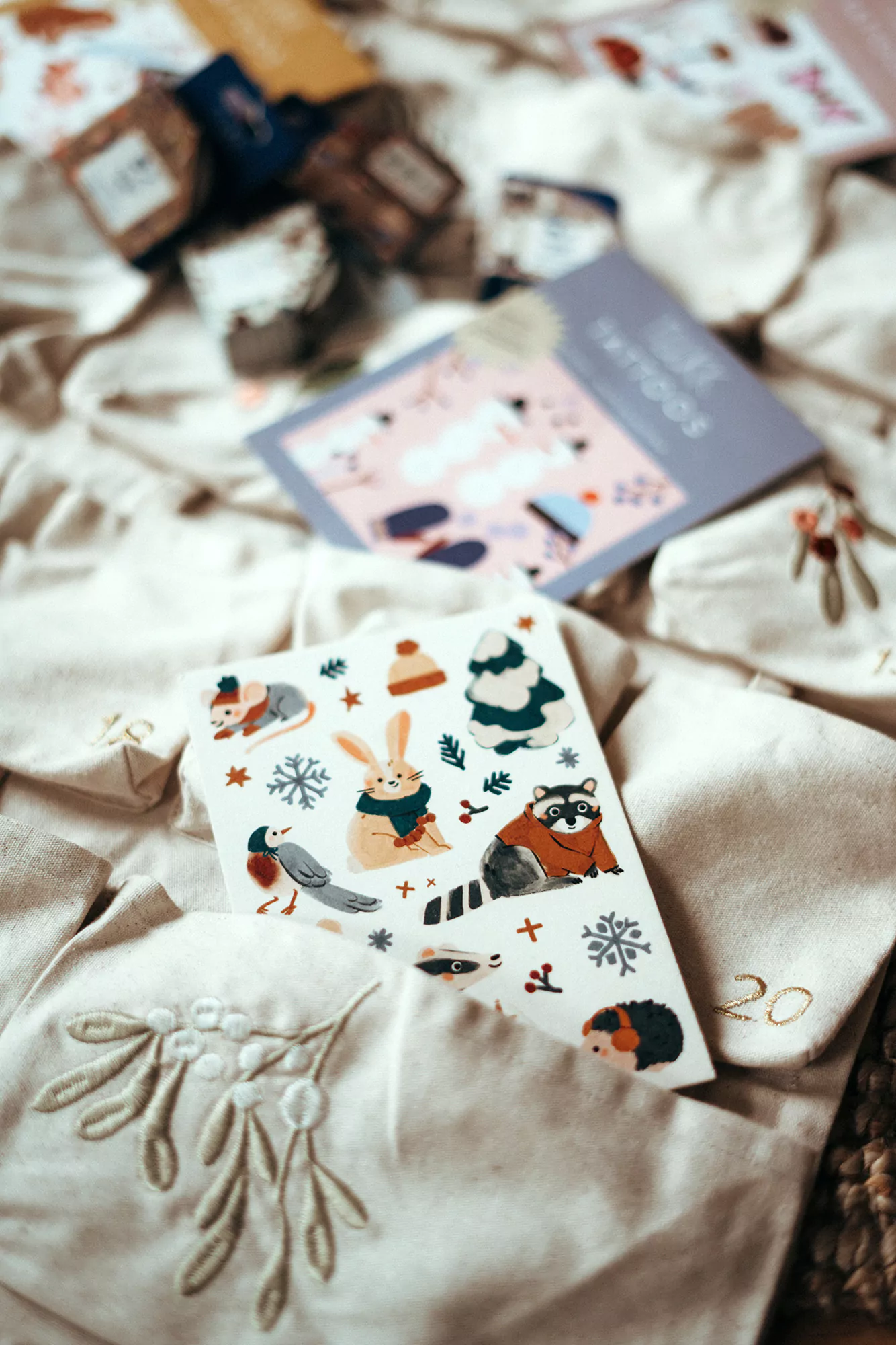 nuukk Postkarte aus dicker Holzschliffpappe, Motive: Weihnachten, Hase, Weihnachtsbaum, Tanne, Waschbär, Igel, Eisblume