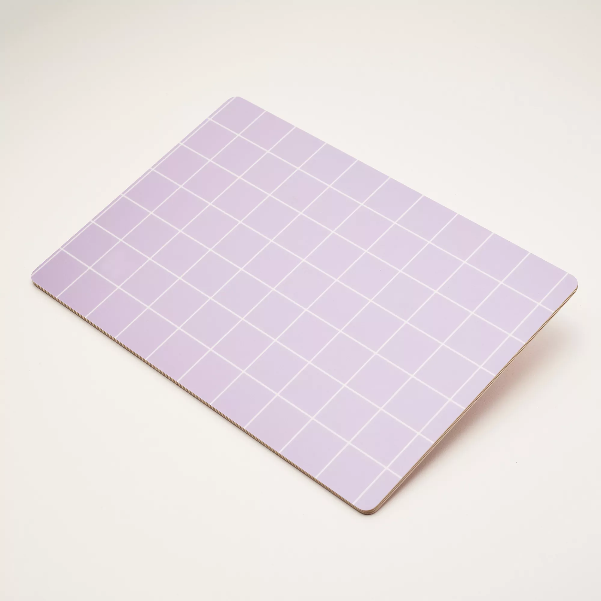 nuukk, kleines Schneidebrett / Frühstücksbrettchen, laminiertes Birkenfurnier. Motive: lila weiß Grid