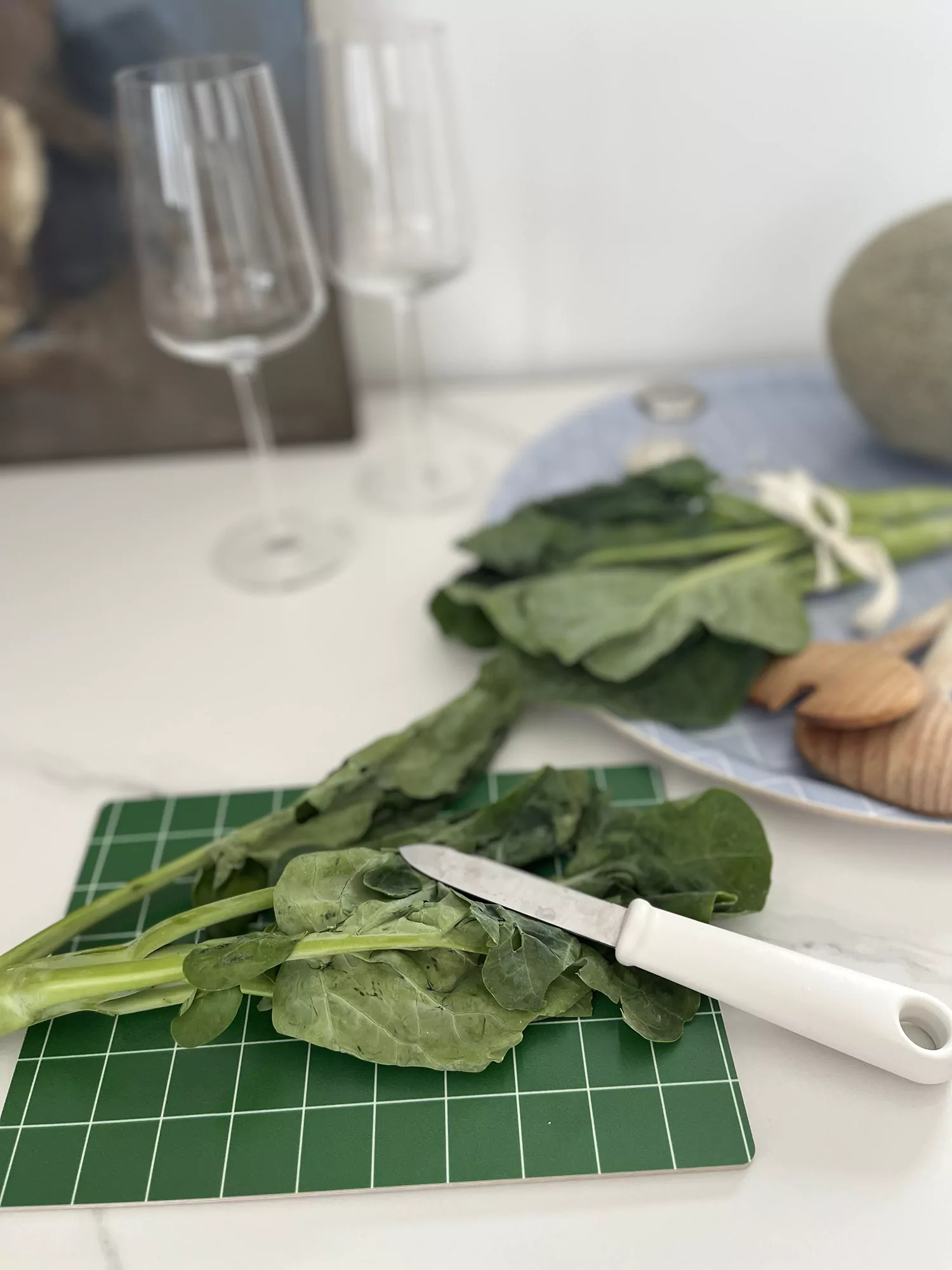 Schneidebrett in grün mit weißem Karomuster von nuukk