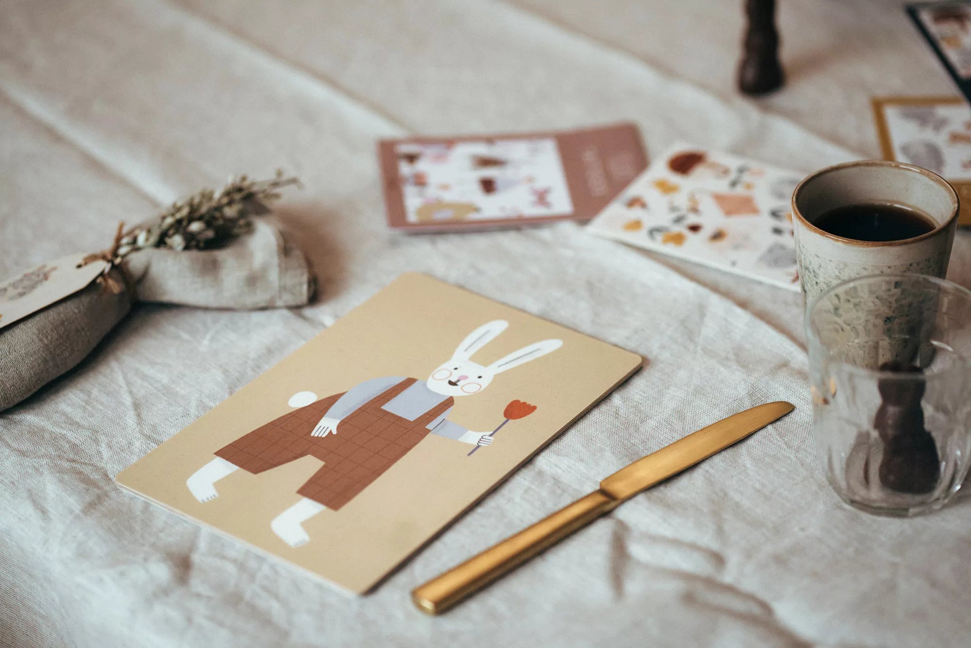 Schneidebrettchen mit Hasen-Motiv, Frühstücksbrettchen für Kinder, laminiertes Birkenfurnier, Ostertisch