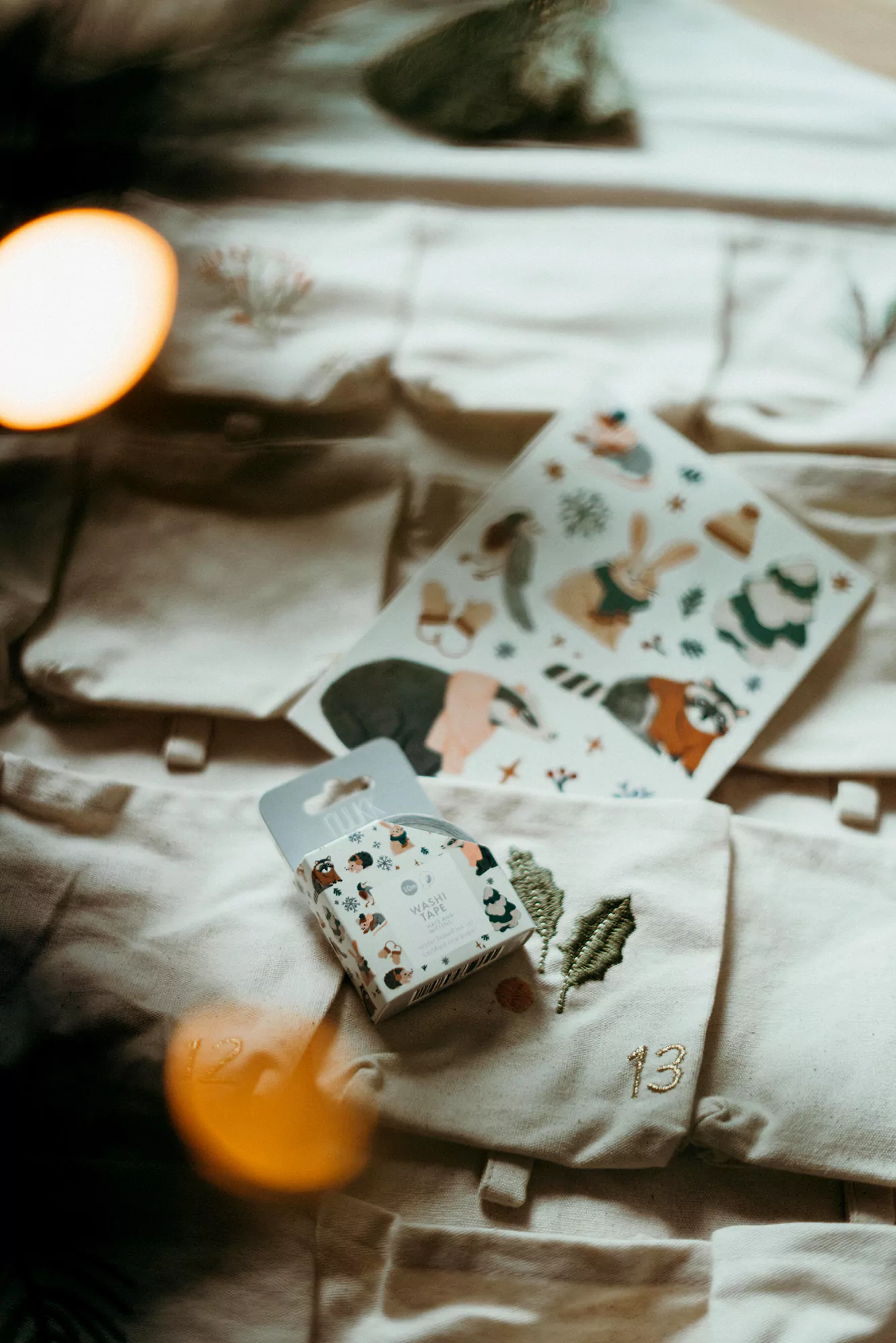 hats-and-mittens-washi-nuukk-web Postkarte und Washi Tape mit Wintermotiven. Motive: Tiere im Schnee