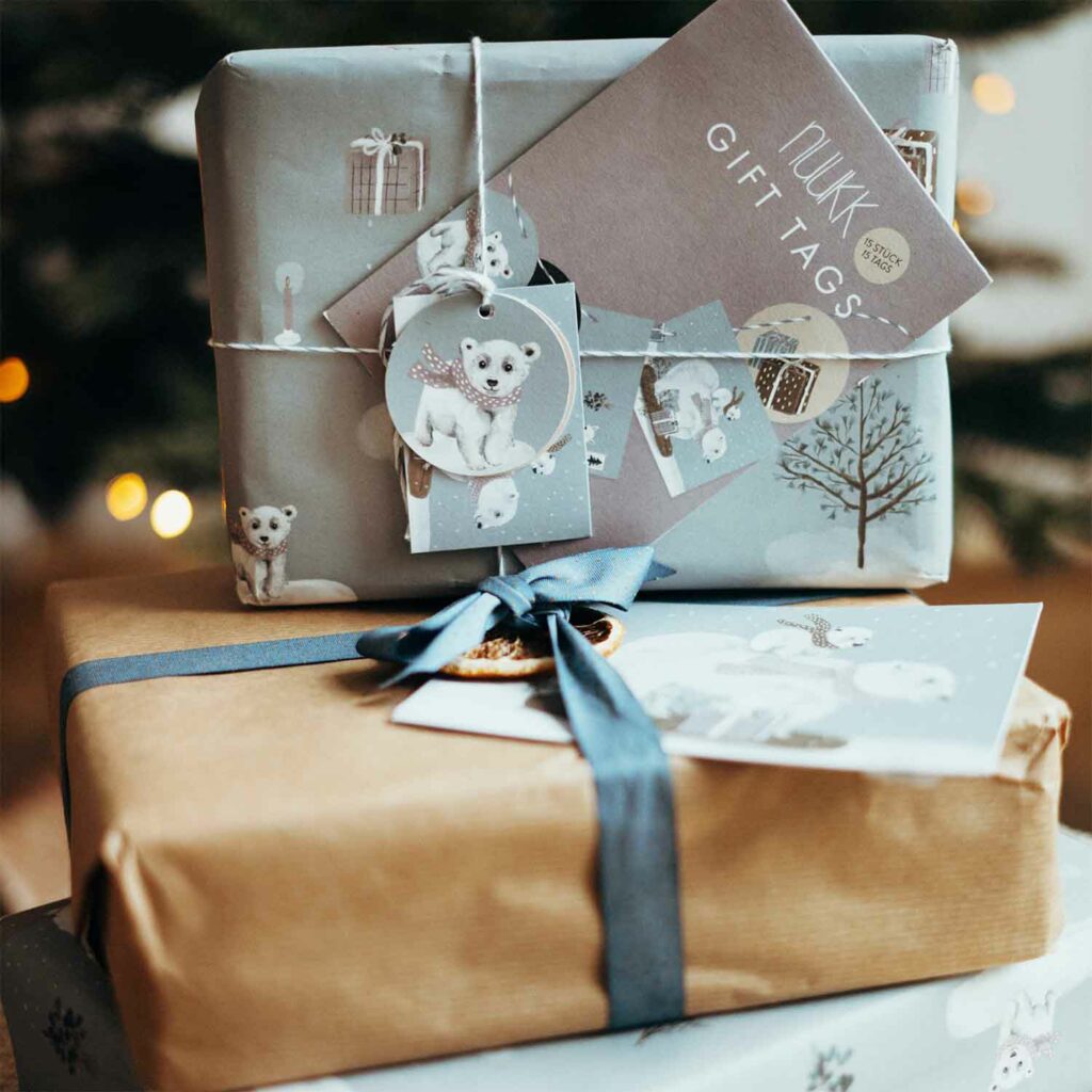 nuukk Geschenke verpacken umweltbewusst Recyclingpapier Geschenkanhänger Geschenkpapier, Eisbär, Weihnachten