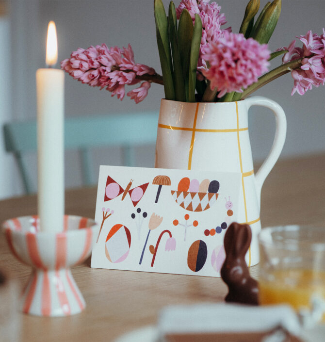 nuukk Postkarte aus dicker Holzschliffpappe, Motive: Ostern, Osternest, Ostereier, Tulpen, Raupe, Ostertisch