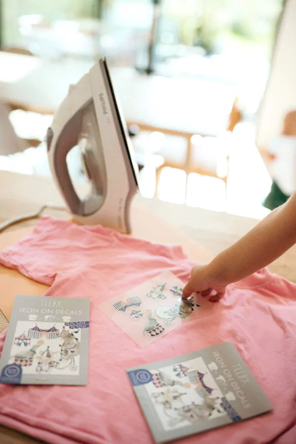 Kinder T-Shirt verziert mit Nuukk Bügelbild Zirkus - Bär, Mäuse und Zirkuszelt