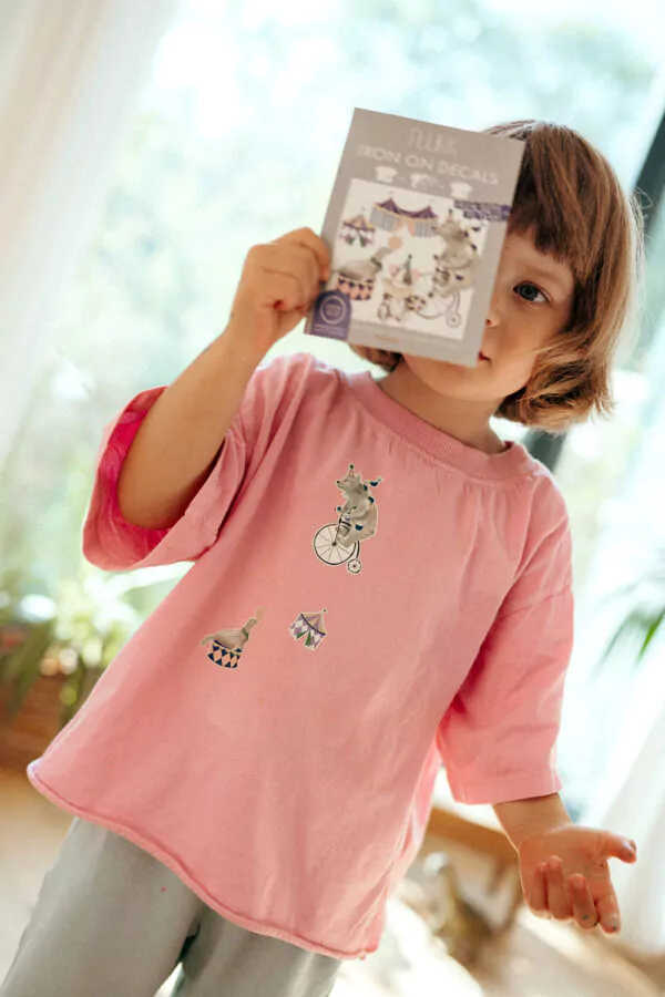 Kinder T-Shirt verziert mit Nuukk Bügelbild Zirkus - Bär, Mäuse und Zirkuszelt