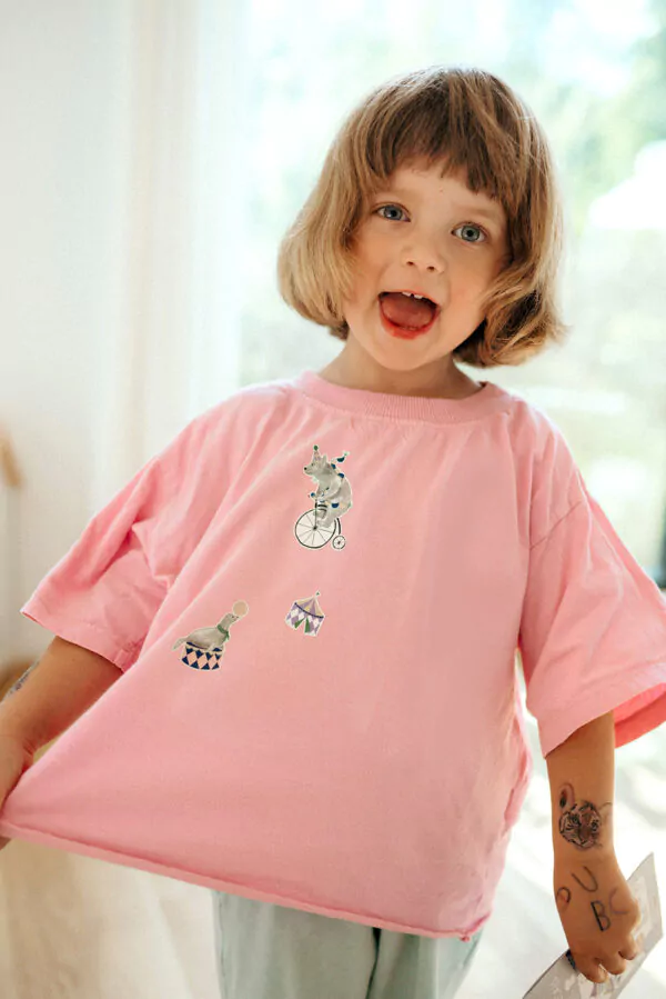 Kinder T-Shirt verziert mit Nuukk Bügelbild Zirkus - Bär, Mäuse und Zirkuszelt