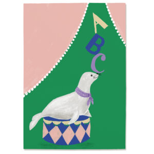 Diese niedliche Postkarte zeigt eine Robbe, die ABC-Buchstaben jongliert. Gedruckt auf stabile Holzschliffpappe, perfekt für besondere Glückwünsche zum Schulanfang.