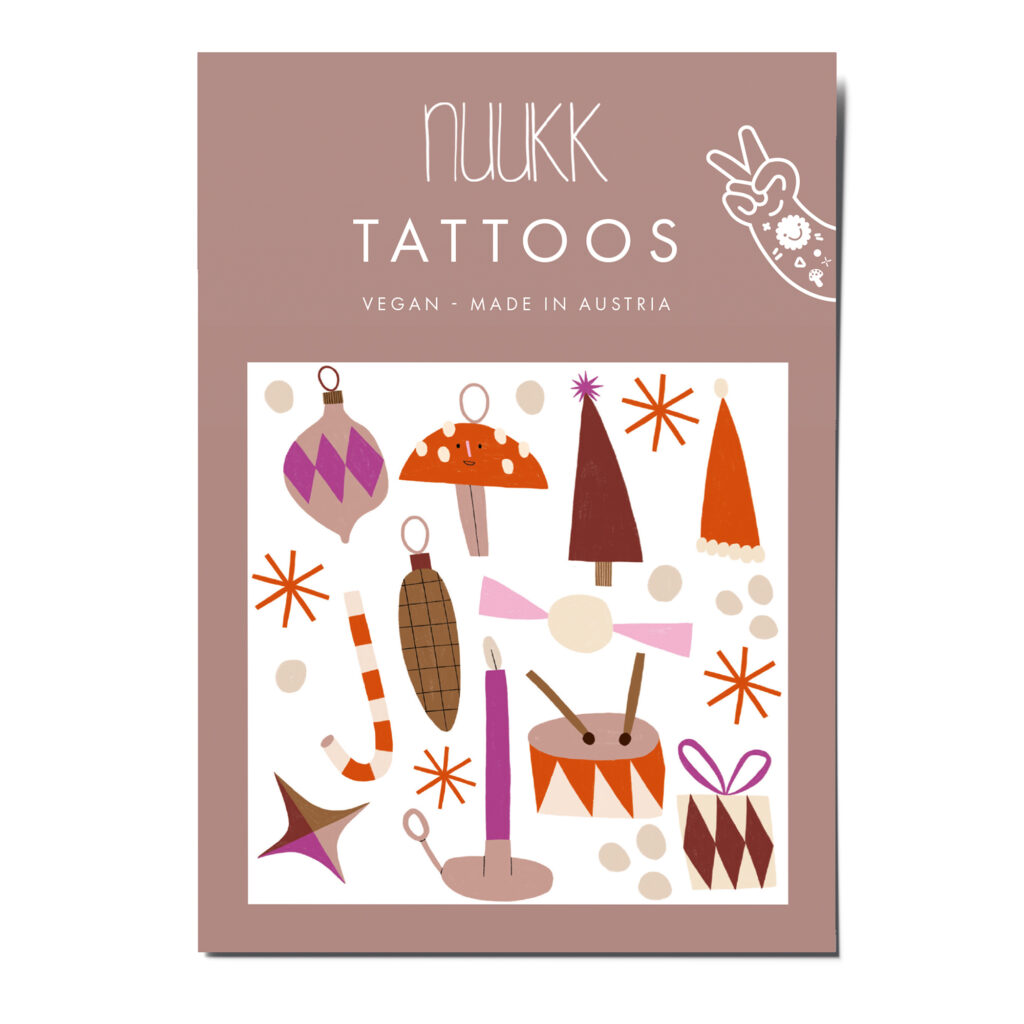 nuukk nachhaltige Kindertattoos “ Weihnachten”: mit festlichen Illustrationen von Anna Katharina Jansen. Perfekt für den Adventskalender mit folgende Motiven: Weihnachtsschmuck, Christbaumkugel, Zuckerkringel, Trommel, Kerze, Geschenk, Stern