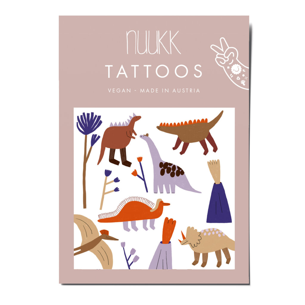 nuukk nachhaltige Kindertattoos “Dino-Crew”: mit Illustrationen von Anna Katharina Jansen. Triceratops, Vulkan, T-Rex, Brachiosaurus, Flugsaurier. Alle Dinosaurier, die Kinder lieben!