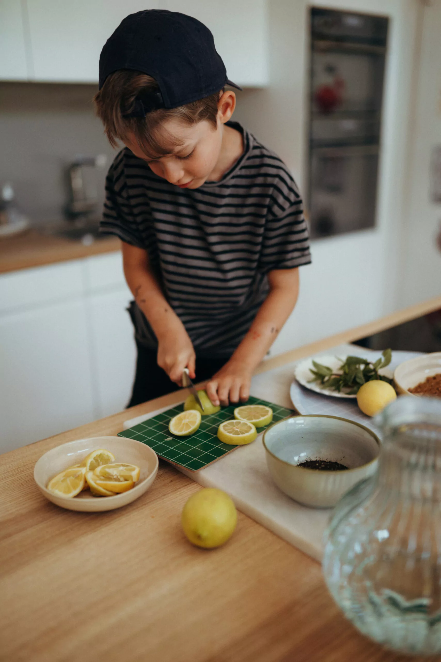 nuukk Schneidebrettchen, Sommerlimonade Rezept, Kinder kochen, Zitronen schneiden