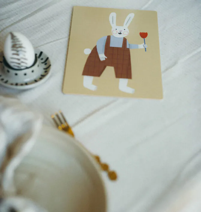 Frühstücksbrettchen Hase mit Tulpe, Schneidebrettchen, Ostertisch, Osterdeko, Osterhase