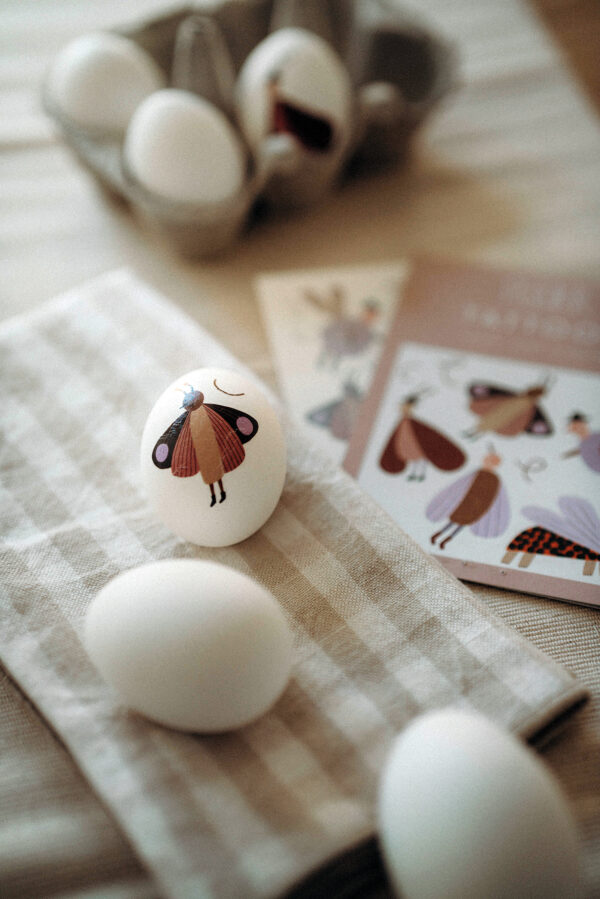 Ostereier verzieren mit Kindertattoos. Serviette falten für Ostern. Motive: Schmetterling