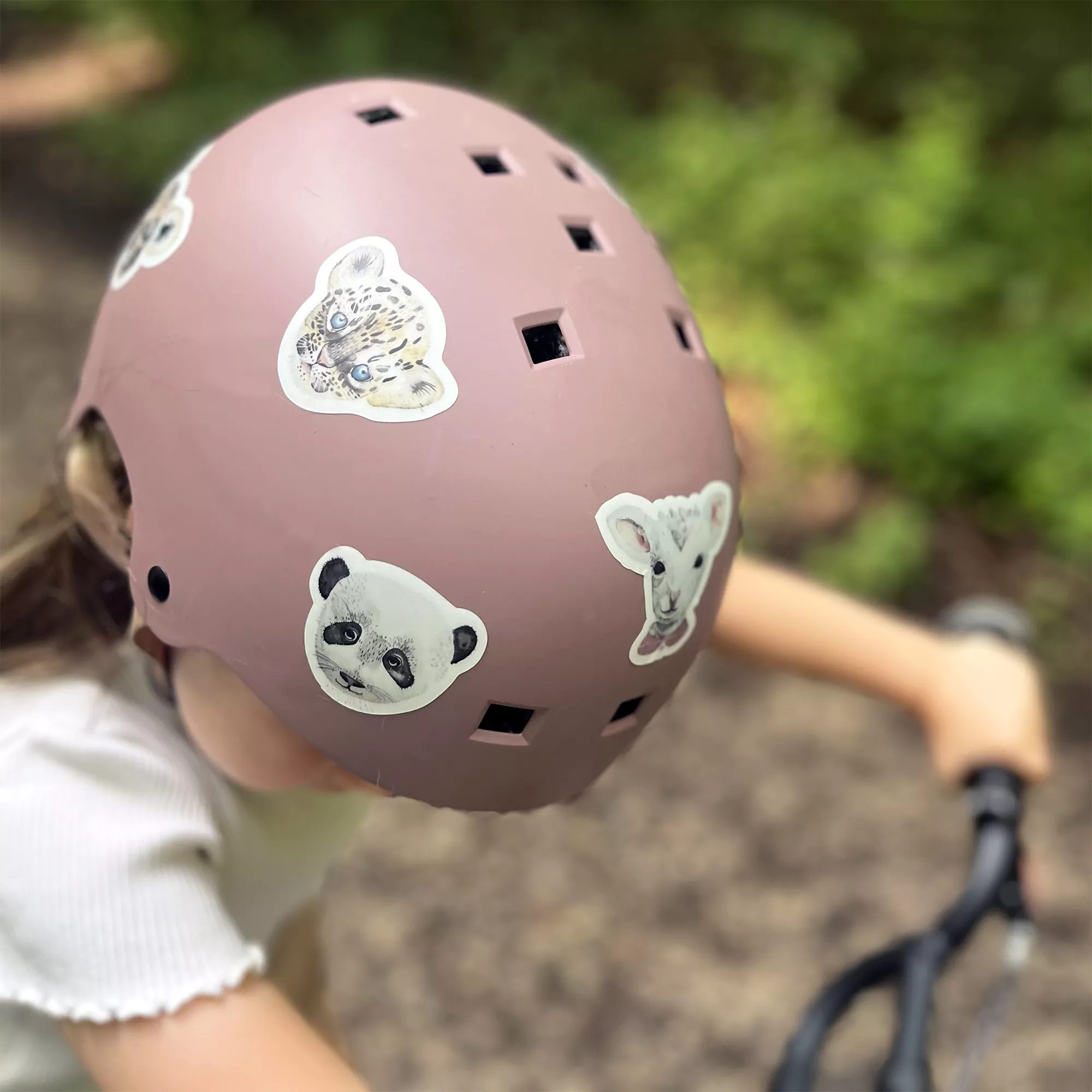 Reflektierende Aufkleber von nuukk auf Fahrradhelm, für mehr Sichtbarkeit im Straßenverkehr. Tiermotive