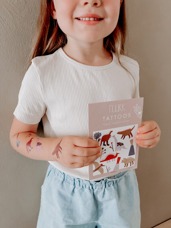 Nachhaltige Kindertattoos “Dinos” von nuukk mit Illustrationen von Anna Katharina Jansen. Motive: Triceratops, Flugsaurier, Brachiosaurus, Vulkan