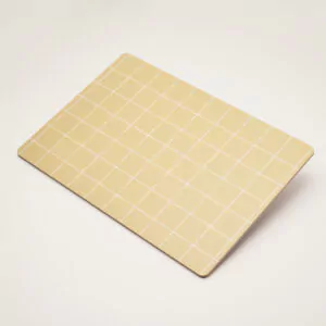 Schneidebrettchen mit Grid-Muster, gelb weiß kariert, Frühstücksbrettchen, hellgelb, laminiertes Birkenfurnier