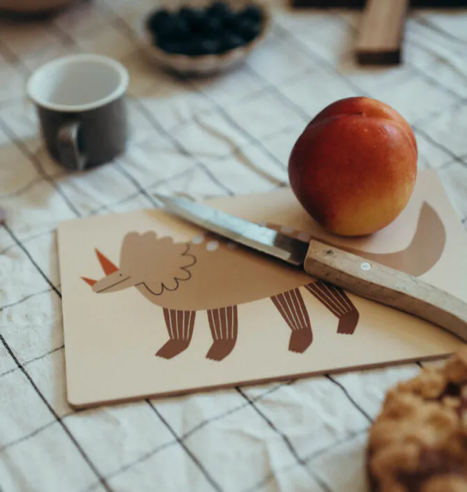 nuukk, Pfirsich schneiden auf Schneidebrett / Frühstücksbrettchen für Kinder, laminiertes Birkenfurnier. Motive: Dino
