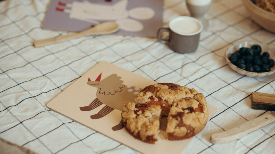 nuukk, Frühstickstisch mit Schneidebrett / Frühstücksbrettchen für Kinder, laminiertes Birkenfurnier. Motive: Maus, Bär, Dino