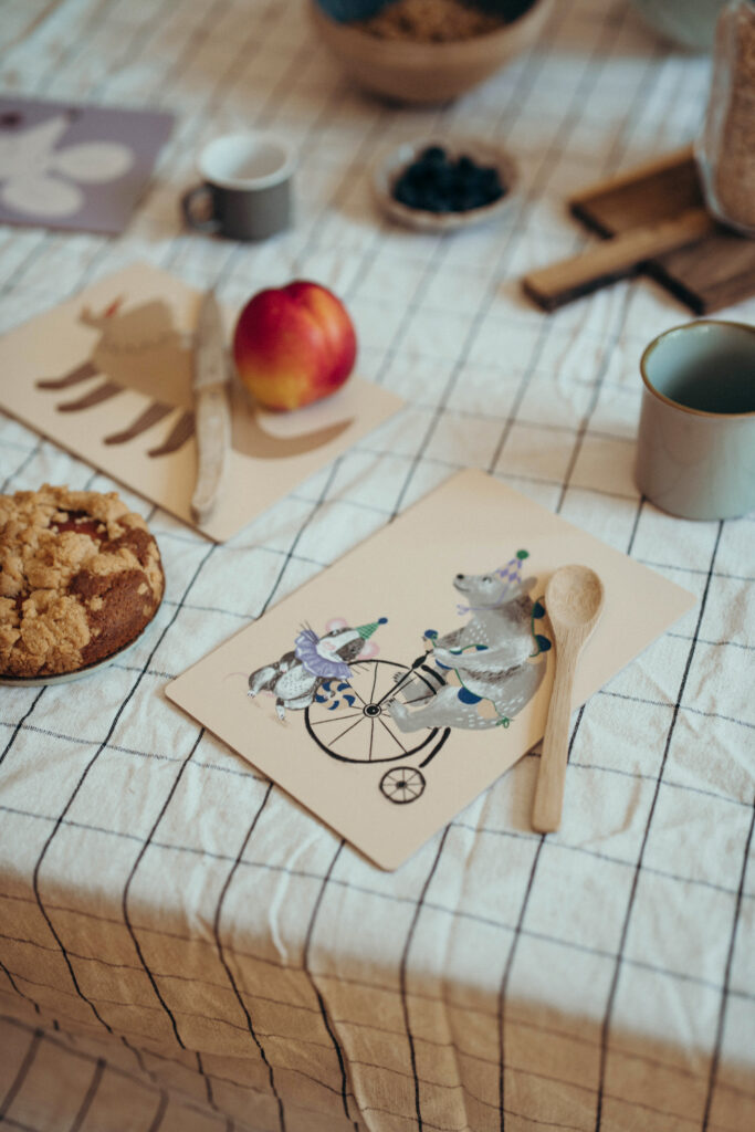 nuukk, Frühstickstisch mit Schneidebrett / Frühstücksbrettchen für Kinder, laminiertes Birkenfurnier. Motive: Maus, Dino, Bär