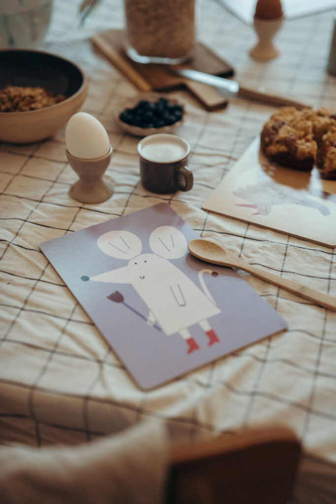 nuukk, Frühstickstisch mit Schneidebrett / Frühstücksbrettchen für Kinder, laminiertes Birkenfurnier. Motive: Maus, Dino