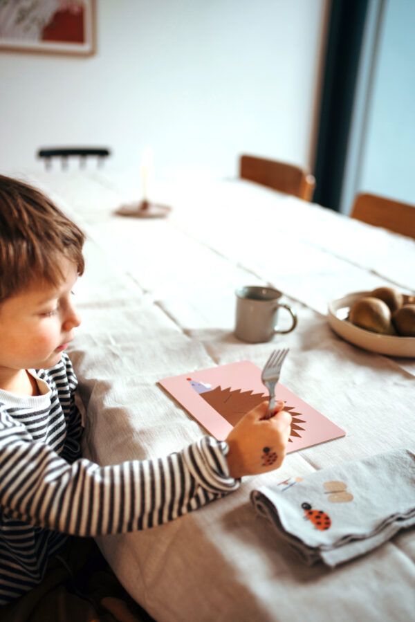 nuukk, Herbsttisch mit Schneidebrett / Frühstücksbrettchen für Kinder, Motiv: Igel, Serviette mit Bügelbilder mit Marienkäfer Motiv, Marienkäfer Kindertattoos