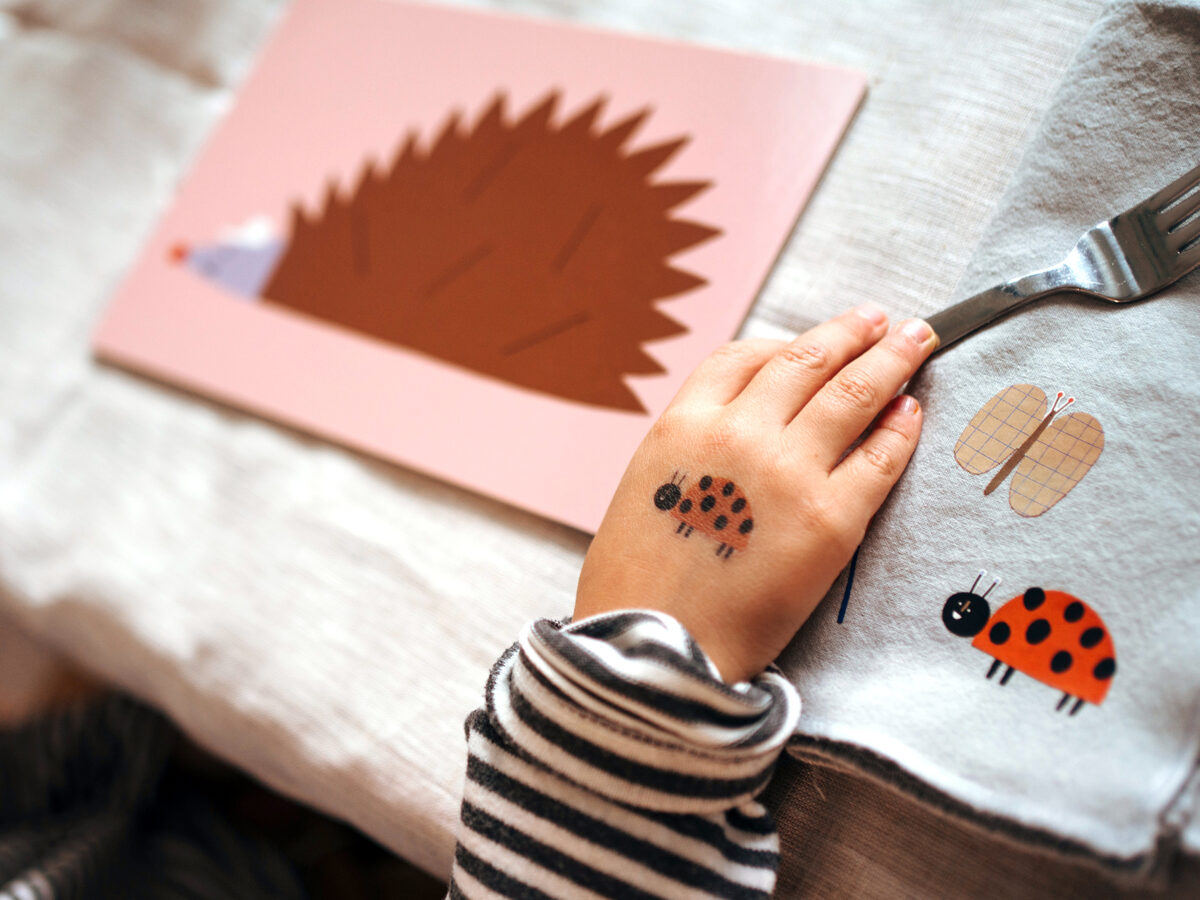 nuukk, Herbsttisch mit Schneidebrett / Frühstücksbrettchen für Kinder, Motiv: Igel, Serviette mit Bügelbilder mit Marienkäfer Motiv, Marienkäfer Kindertattoos, Tiere Kindertattoos