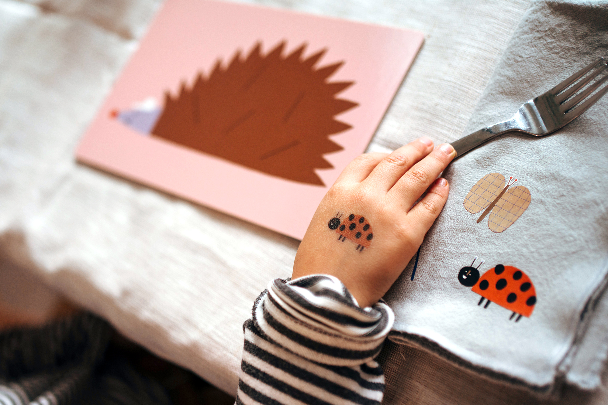 nuukk, Herbsttisch mit Schneidebrett / Frühstücksbrettchen für Kinder, Motiv: Igel, Serviette mit Bügelbilder mit Marienkäfer Motiv, Marienkäfer Kindertattoos