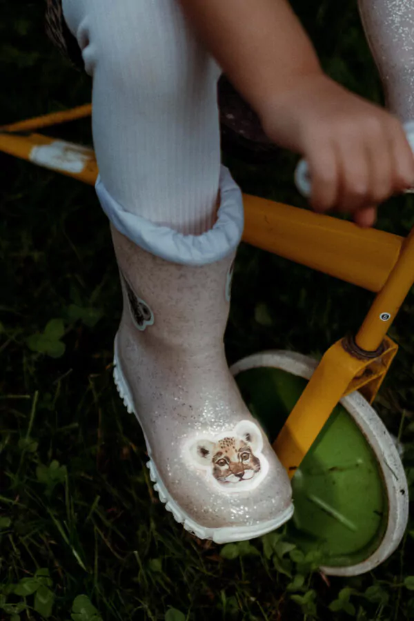 Reflektierende Sticker mit Löwen auf Gummistiefel für Kinder.