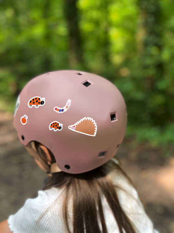 reflektierende Aufkleber mit Marienkäfer, Igel, Raupe und Blumen Motiv. Für Sicherheit im Straßenverkehr. Zum Aufkleber auf den Helm, das Rad, Roller, uvm.