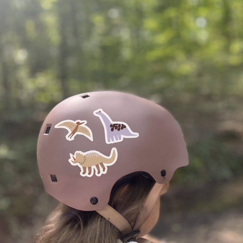 Reflektierende Sticker Dinos. Reflektierende Aufkleber auf Fahrradhelm. Motive: Dinosaurier, wie Stegosaurus, Triceratops
