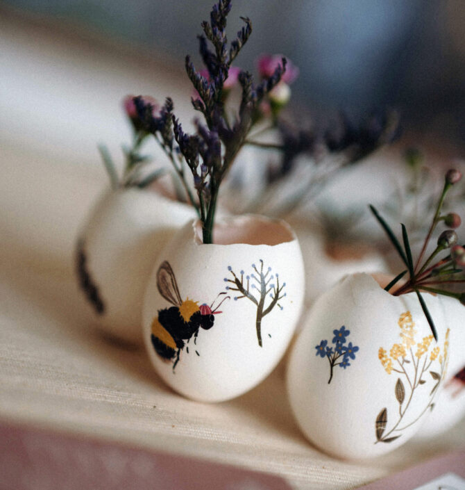 Ostereier verzieren mit Kindertattoos. Motive: Biene, Blumen, Marienkäfer, Osterdeko, Osterideen, Osternest