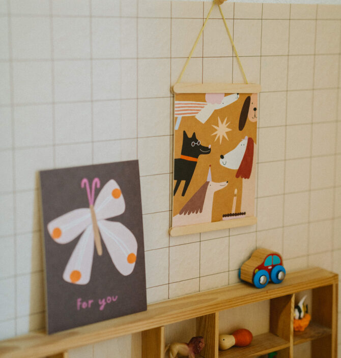 Postkarten von Anna Katharina Jansen auf dicke Holzschliffpappe gedruckt. Motive: Schmetterling, Hunde. Bilderleiste DIY