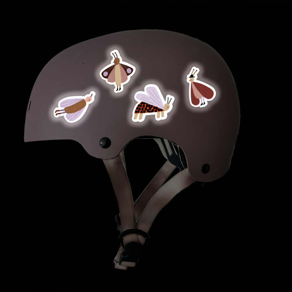 Reflektierende Sticker “Flatterfreunde”. Reflektierende Aufkleber auf Fahrradhelm. Motive: Schmetterlinge