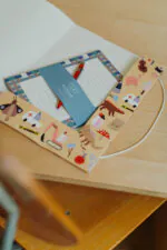 Postmappe, Schulmappe, Blättersammlung für die Grundschule mit hübschen Motiven, Grundfarbe gelb