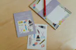 Stickerbogen und Notizblock "Schule" mit Schere, Stift, Pinsel, Radiergummi, Spitzer