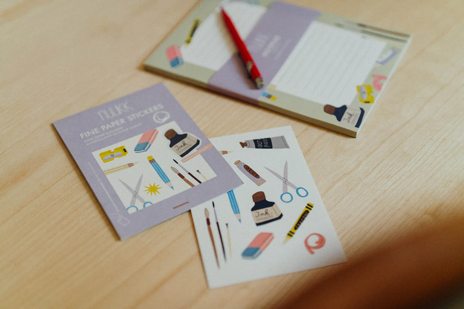 Stickerbogen und Notizblock "Schule" mit Schere, Stift, Pinsel, Radiergummi, Spitzer