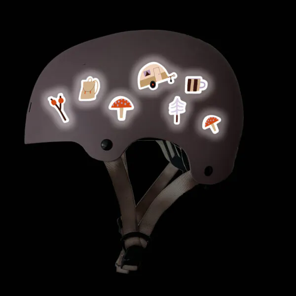 Reflektierende Sticker “ Outdoor”. Reflektierende Aufkleber auf Fahrradhelm. Motive: Wohnwagen, Fliegenpilz, Baum, Tasse, Zelt, Rucksack